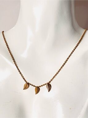 🌷5/25$ vintage gold-tone chain necklace adorned with three detailed leaf charms